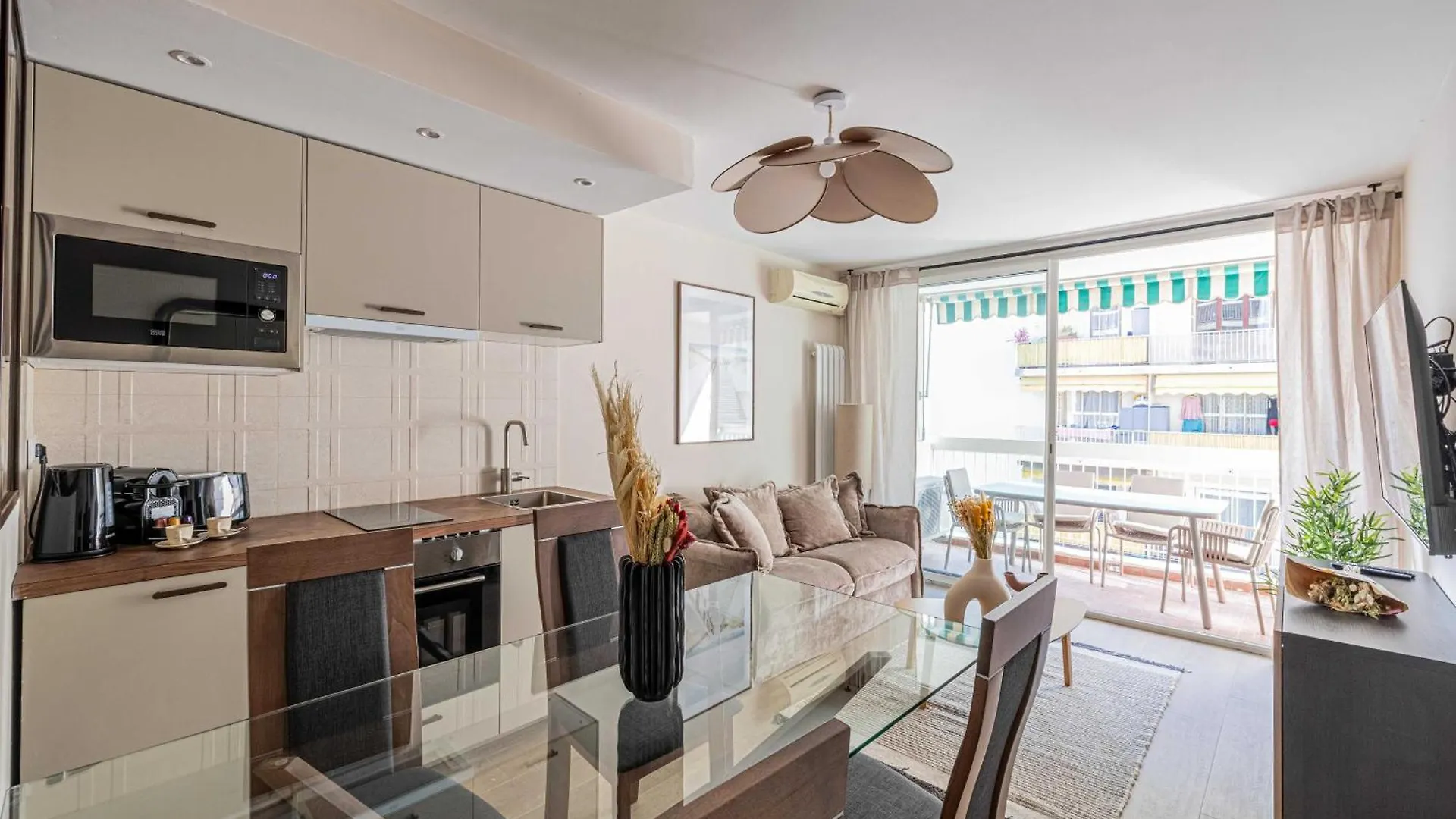 Sunny Getaway With Balcony And A-C In Antibes Apartment