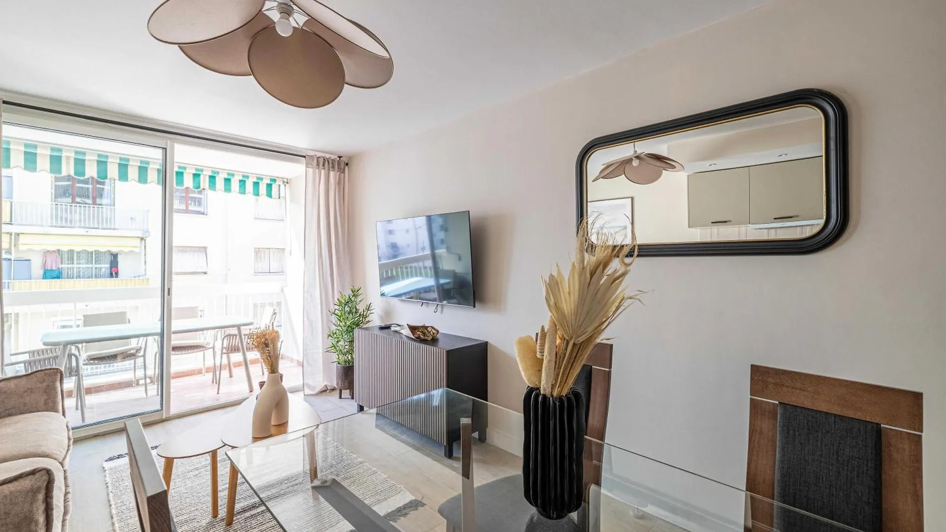 Sunny Getaway With Balcony And A-C In Antibes Apartment