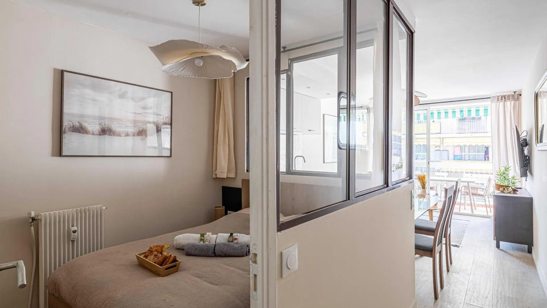 Sunny Getaway With Balcony And A-C In Antibes Apartment