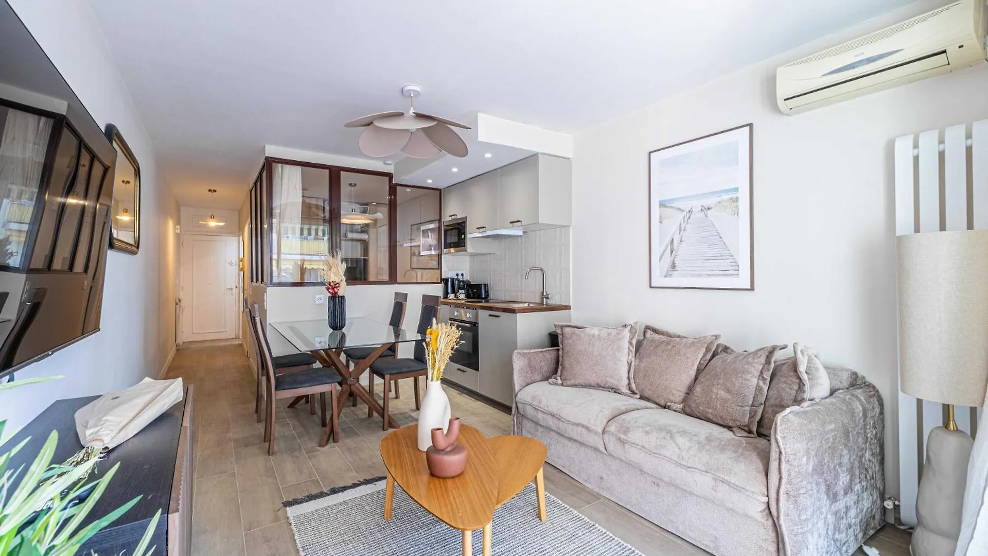 Sunny Getaway With Balcony And A-C In Antibes Apartment